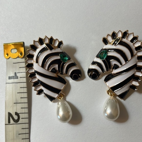 Zara Enamel Pearl Zebra Earrings - Picture 16 of 17